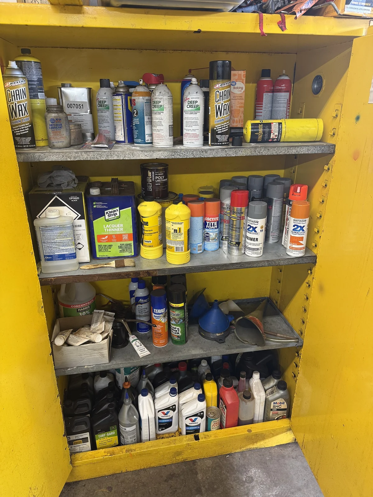 Flammable-liquid storage cabinet; reference photograph, not the León chemical fire